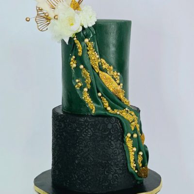 Niola bakes wedding cake